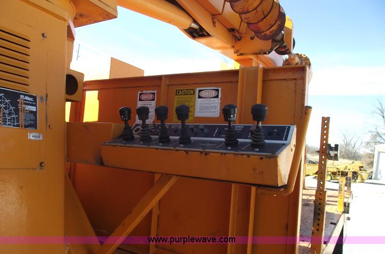 image for item B6118 1993 GMC TopKick digger derrick truck