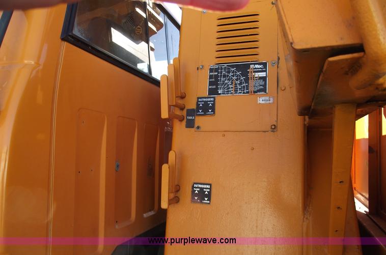 image for item B6118 1993 GMC TopKick digger derrick truck