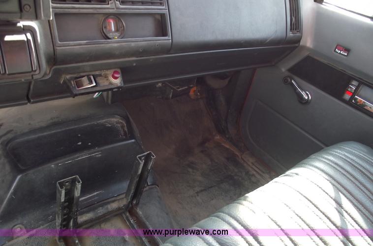 image for item B6118 1993 GMC TopKick digger derrick truck