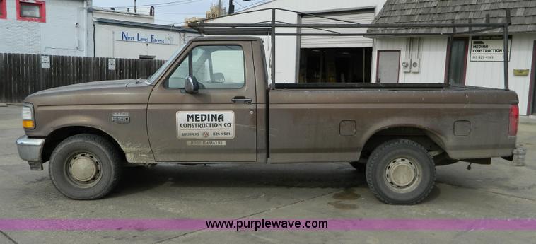 image for item D8730 1993 Ford F150 pickup truck