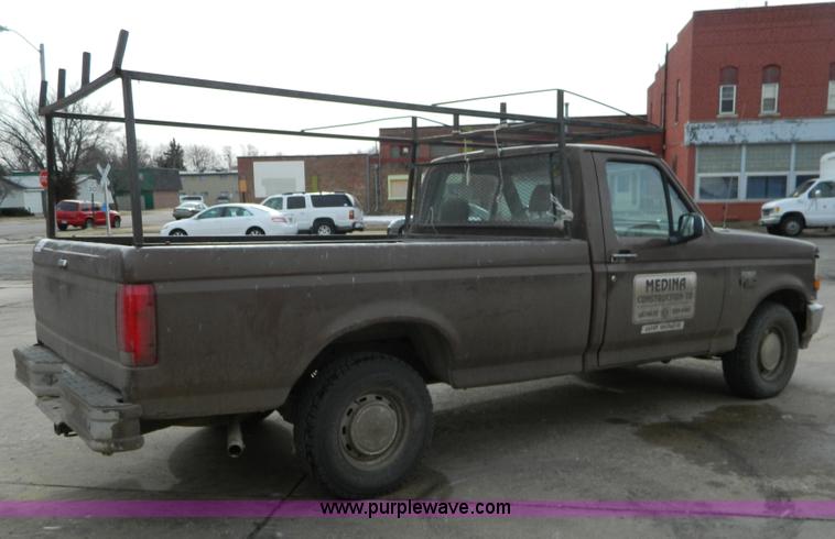 image for item D8730 1993 Ford F150 pickup truck