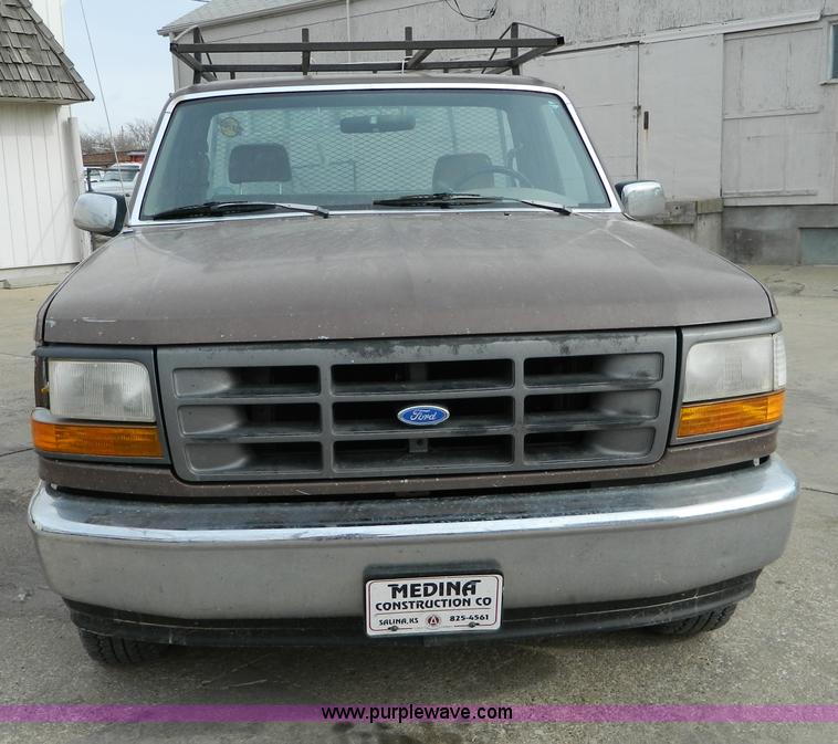 image for item D8730 1993 Ford F150 pickup truck