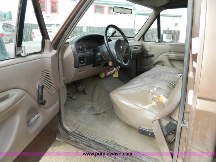 image for item D8730 1993 Ford F150 pickup truck