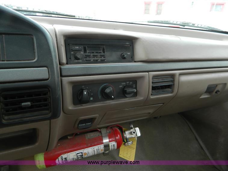 image for item D8730 1993 Ford F150 pickup truck