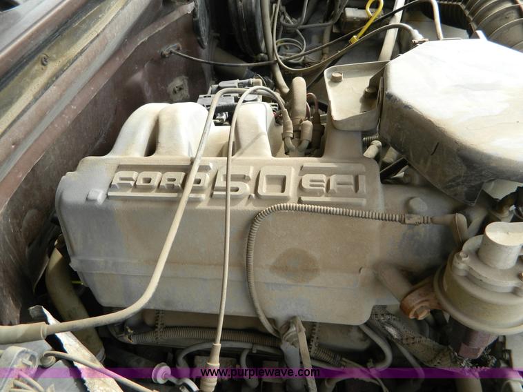 image for item D8730 1993 Ford F150 pickup truck