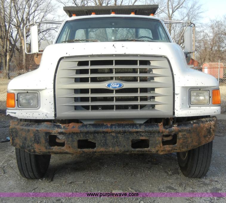 image for item A3431 1995 Ford F700 truck