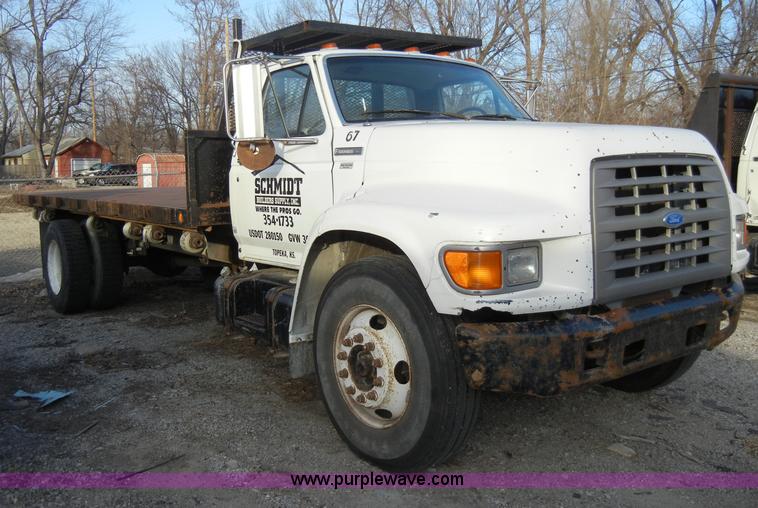 image for item A3431 1995 Ford F700 truck
