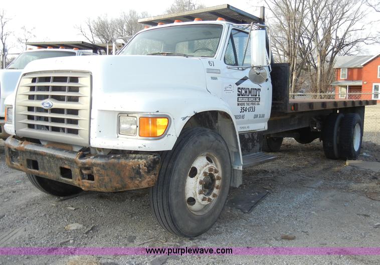 image for item A3431 1995 Ford F700 truck