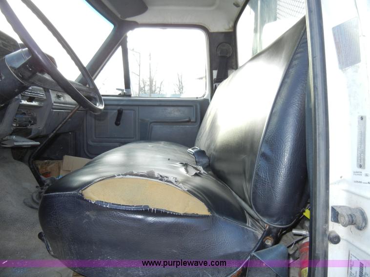 image for item A3431 1995 Ford F700 truck