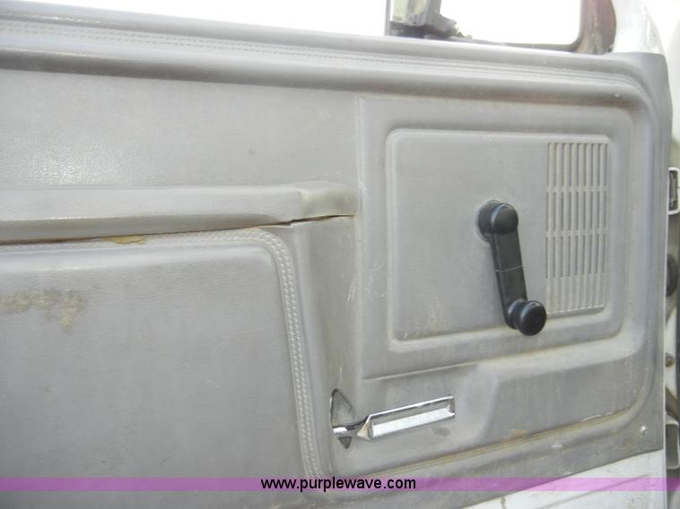 image for item A3431 1995 Ford F700 truck