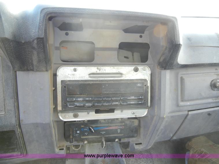 image for item A3431 1995 Ford F700 truck