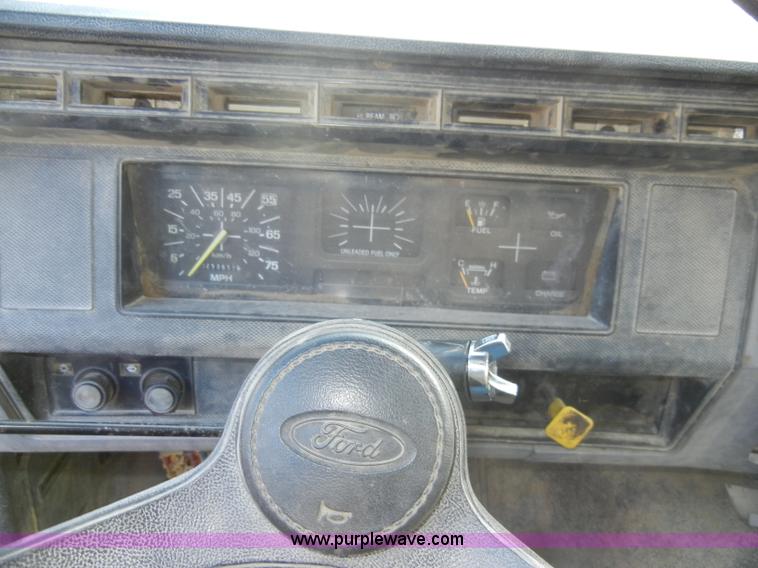 image for item A3431 1995 Ford F700 truck