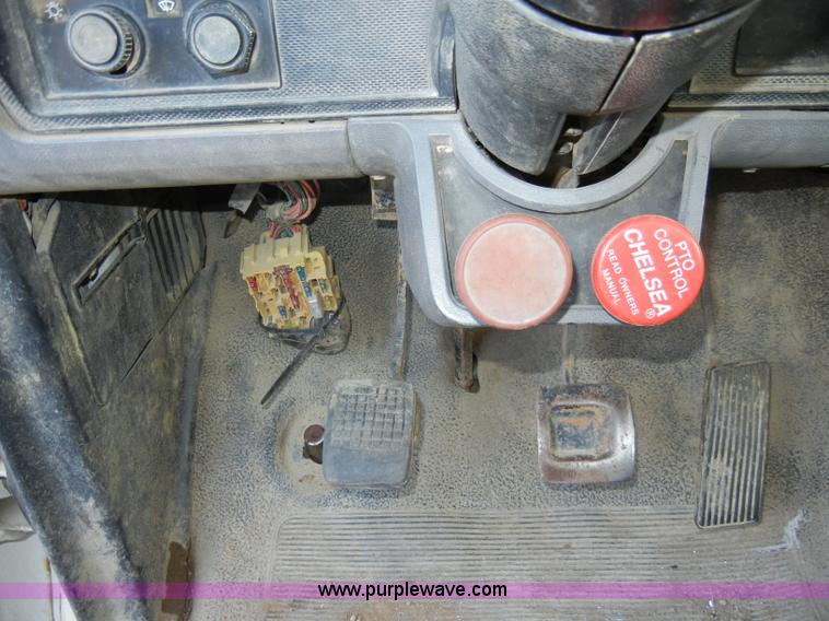 image for item A3431 1995 Ford F700 truck