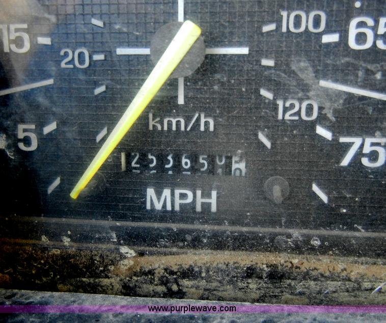 image for item A3431 1995 Ford F700 truck