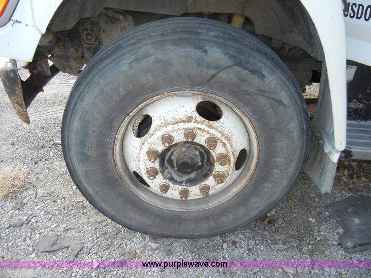 image for item A3431 1995 Ford F700 truck