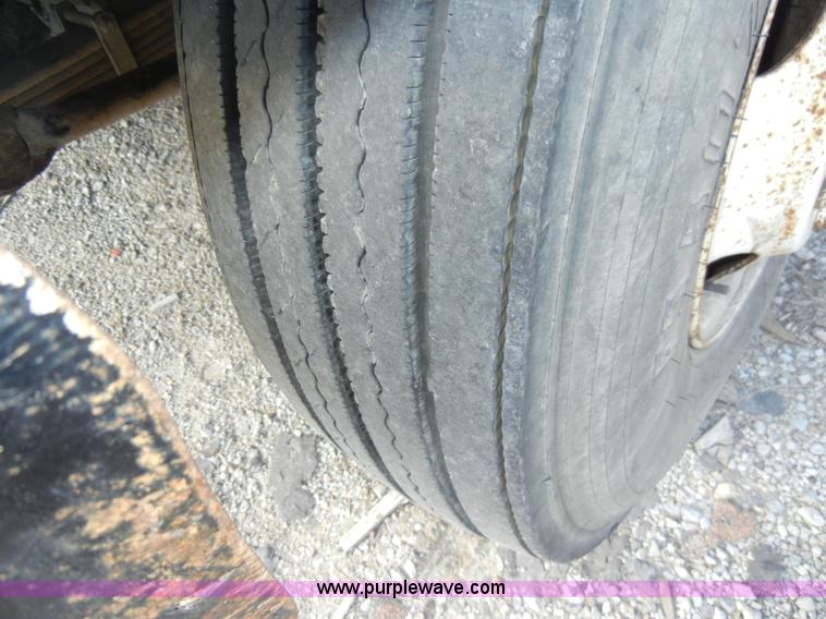 image for item A3431 1995 Ford F700 truck