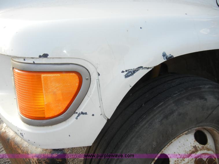 image for item A3431 1995 Ford F700 truck
