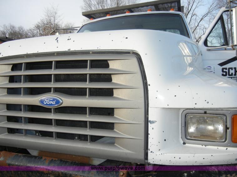image for item A3431 1995 Ford F700 truck