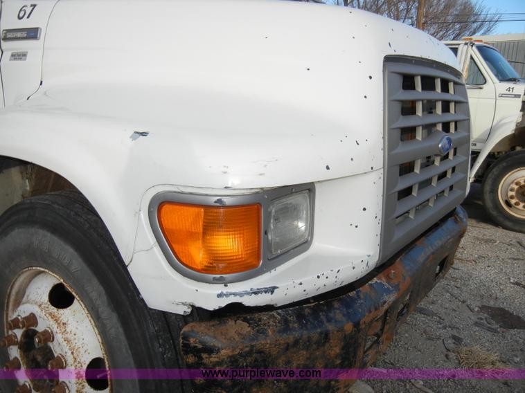 image for item A3431 1995 Ford F700 truck