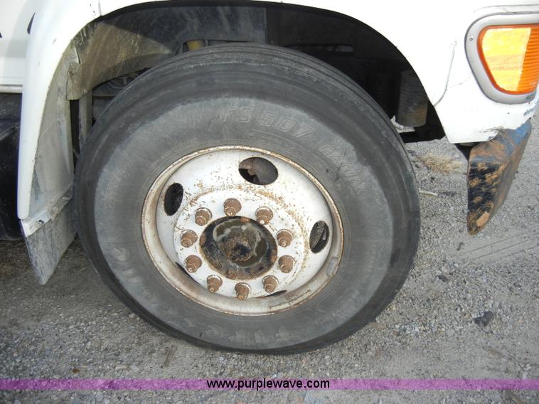 image for item A3431 1995 Ford F700 truck