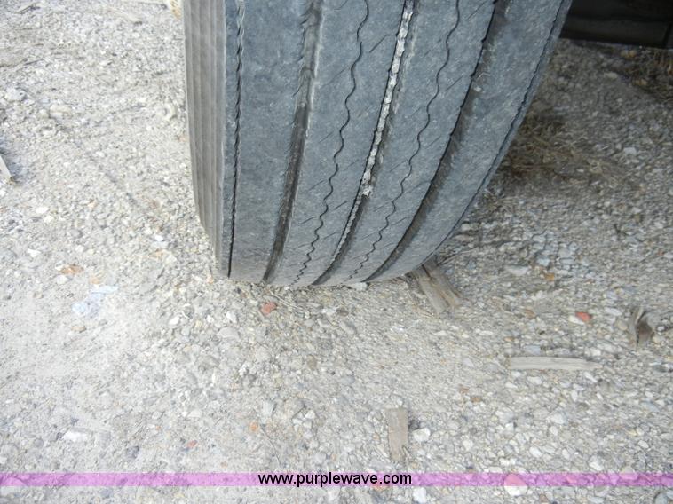 image for item A3431 1995 Ford F700 truck