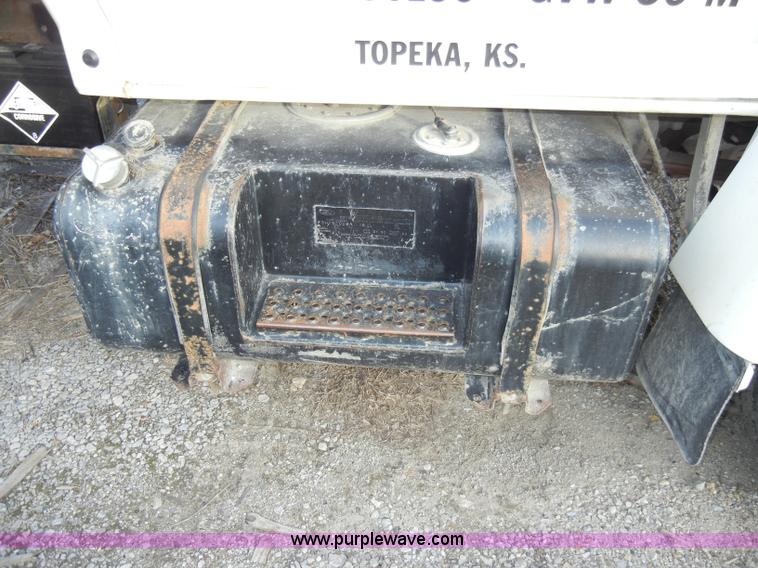 image for item A3431 1995 Ford F700 truck