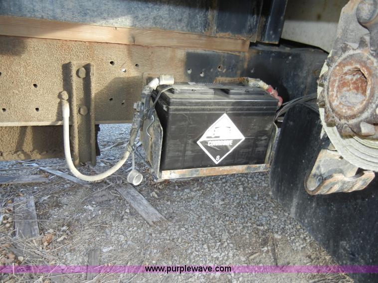 image for item A3431 1995 Ford F700 truck