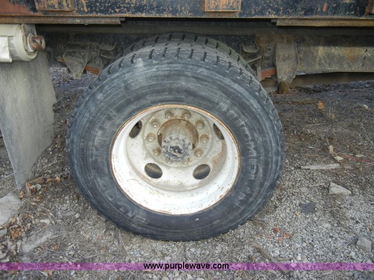 image for item A3431 1995 Ford F700 truck