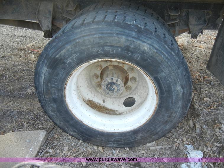 image for item A3431 1995 Ford F700 truck