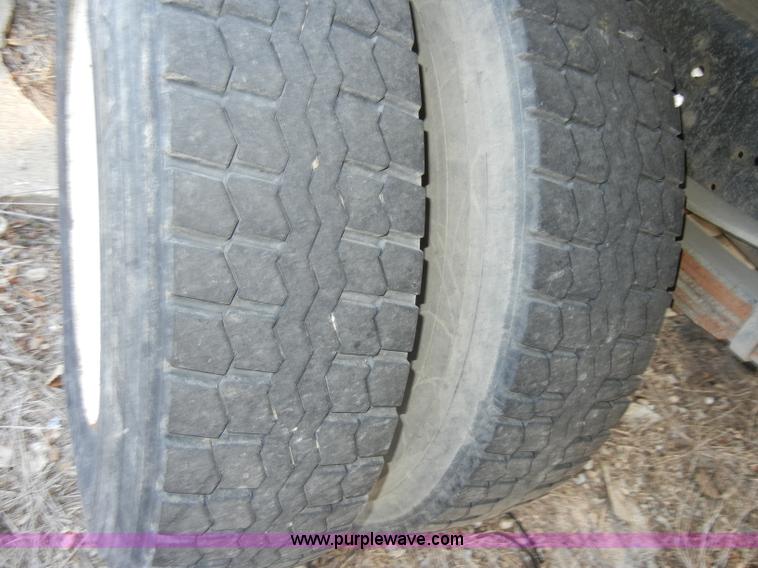 image for item A3431 1995 Ford F700 truck