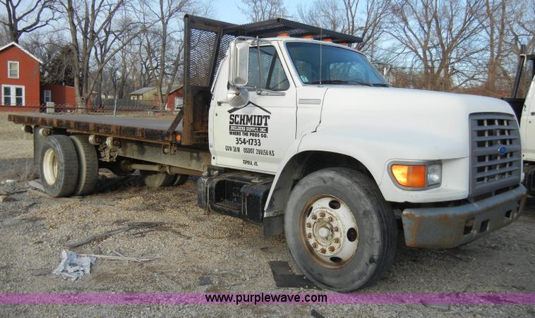 image for item A3432 1995 Ford F700 truck