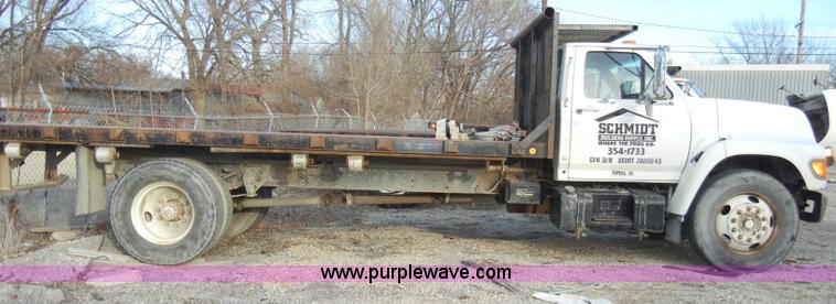 image for item A3432 1995 Ford F700 truck