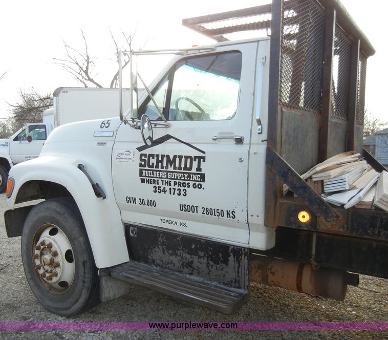 image for item A3432 1995 Ford F700 truck