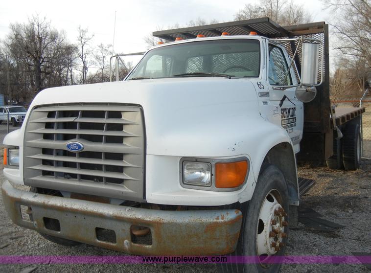 image for item A3432 1995 Ford F700 truck