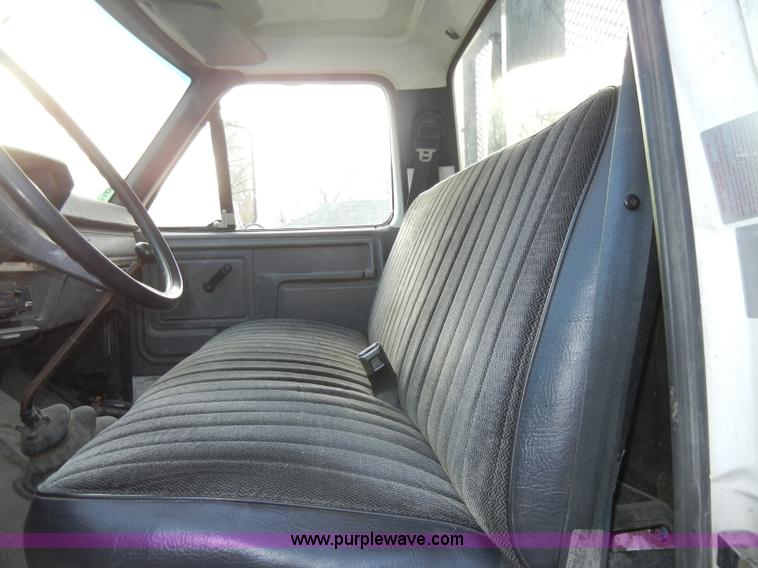 image for item A3432 1995 Ford F700 truck
