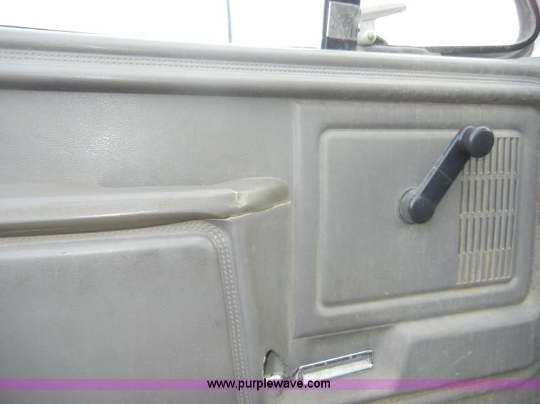 image for item A3432 1995 Ford F700 truck