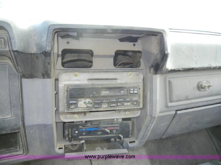 image for item A3432 1995 Ford F700 truck