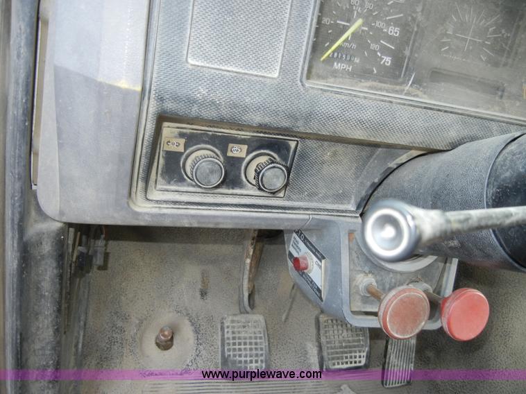 image for item A3432 1995 Ford F700 truck