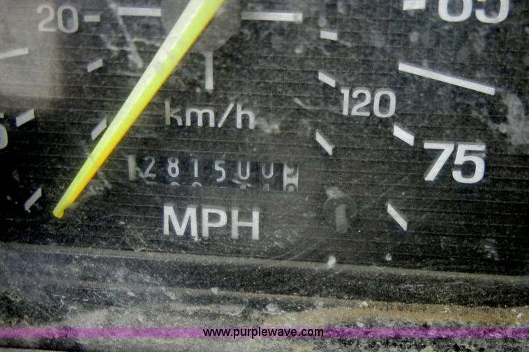 image for item A3432 1995 Ford F700 truck