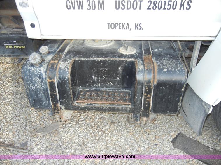 image for item A3432 1995 Ford F700 truck