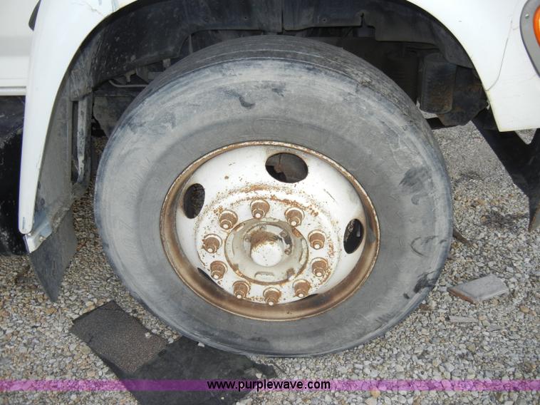 image for item A3432 1995 Ford F700 truck