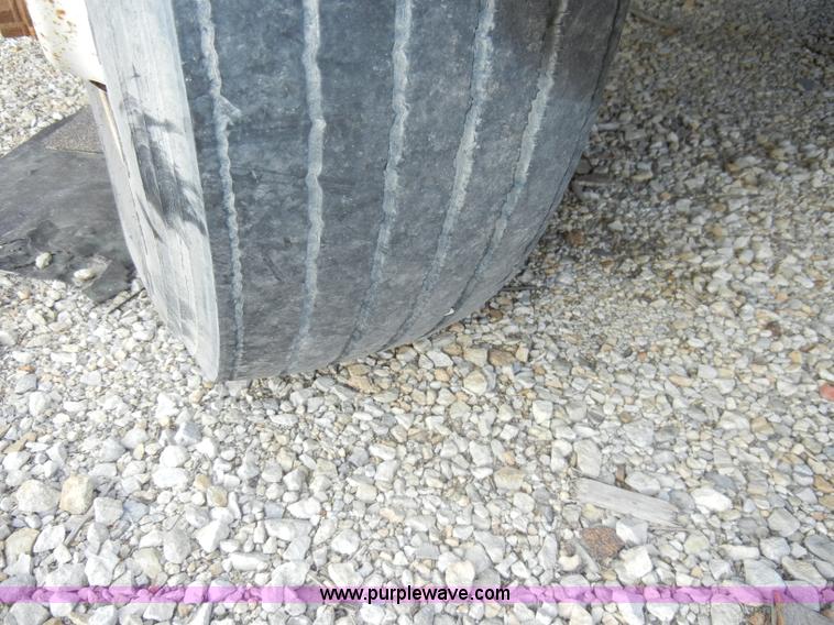 image for item A3432 1995 Ford F700 truck