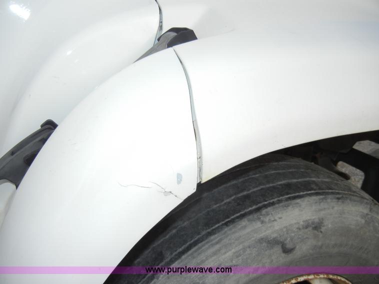 image for item A3432 1995 Ford F700 truck