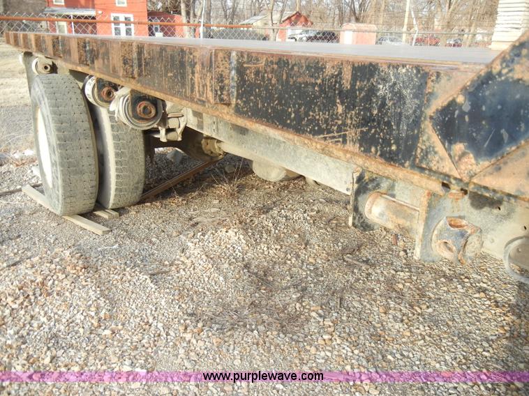 image for item A3432 1995 Ford F700 truck