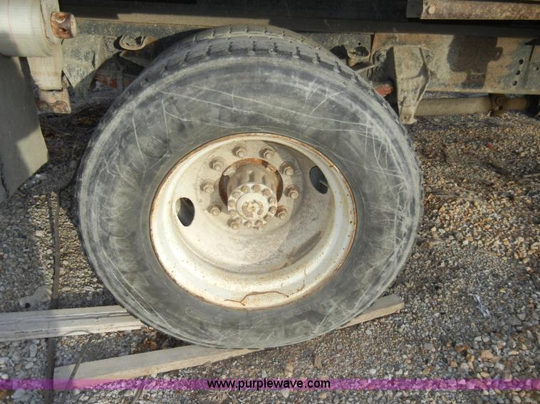 image for item A3432 1995 Ford F700 truck