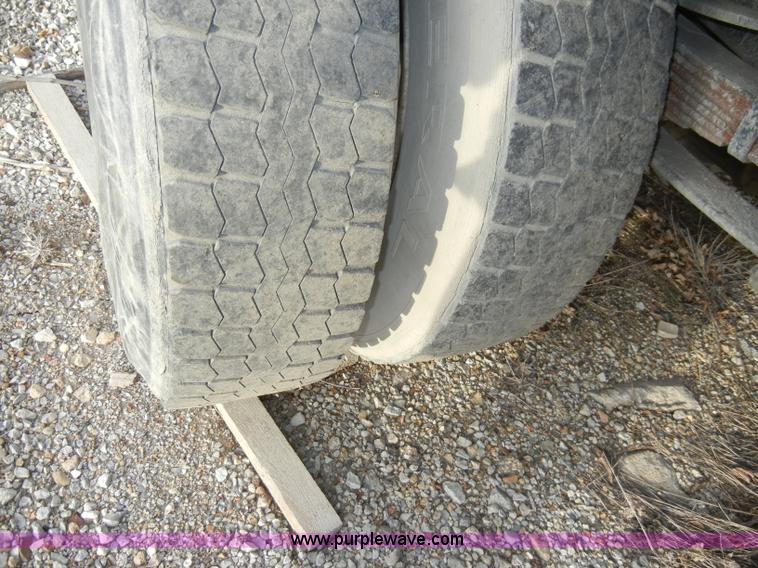 image for item A3432 1995 Ford F700 truck