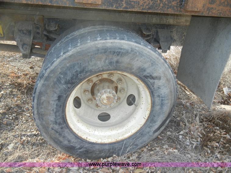 image for item A3432 1995 Ford F700 truck