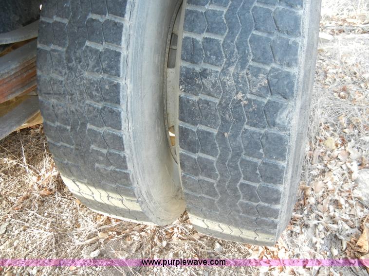 image for item A3432 1995 Ford F700 truck