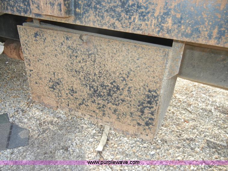 image for item A3432 1995 Ford F700 truck