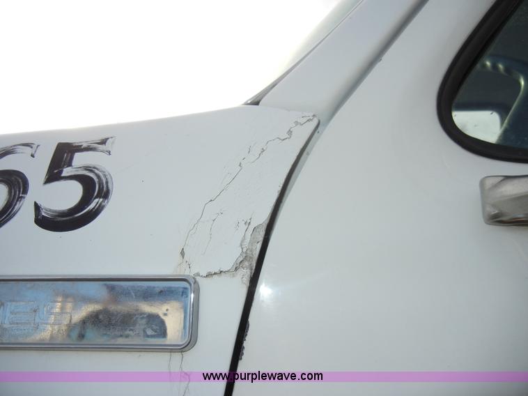 image for item A3432 1995 Ford F700 truck